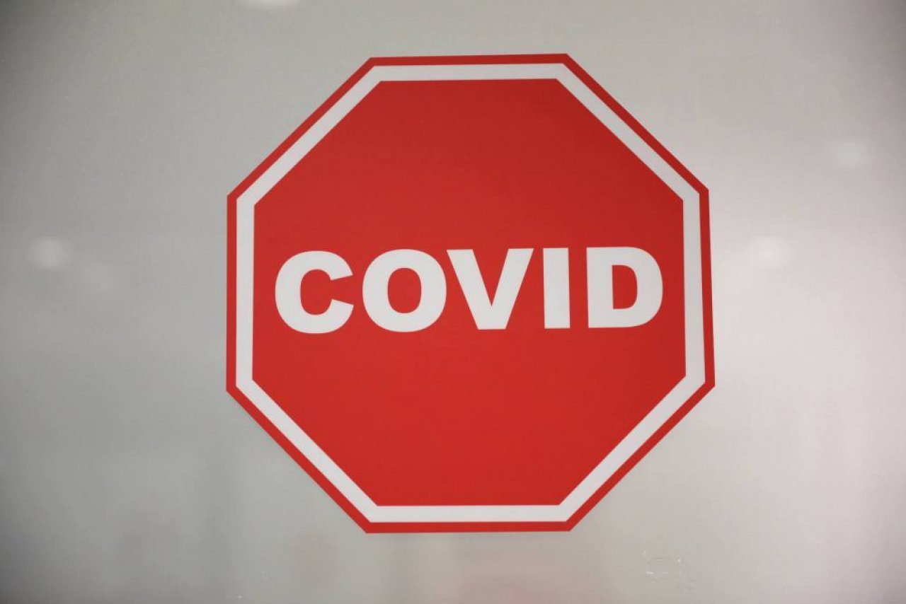 Czy to kolejna fala? Minionej doby 7876 zakażeń koronawirusem, zmarło 28 osób z COVID-19 
