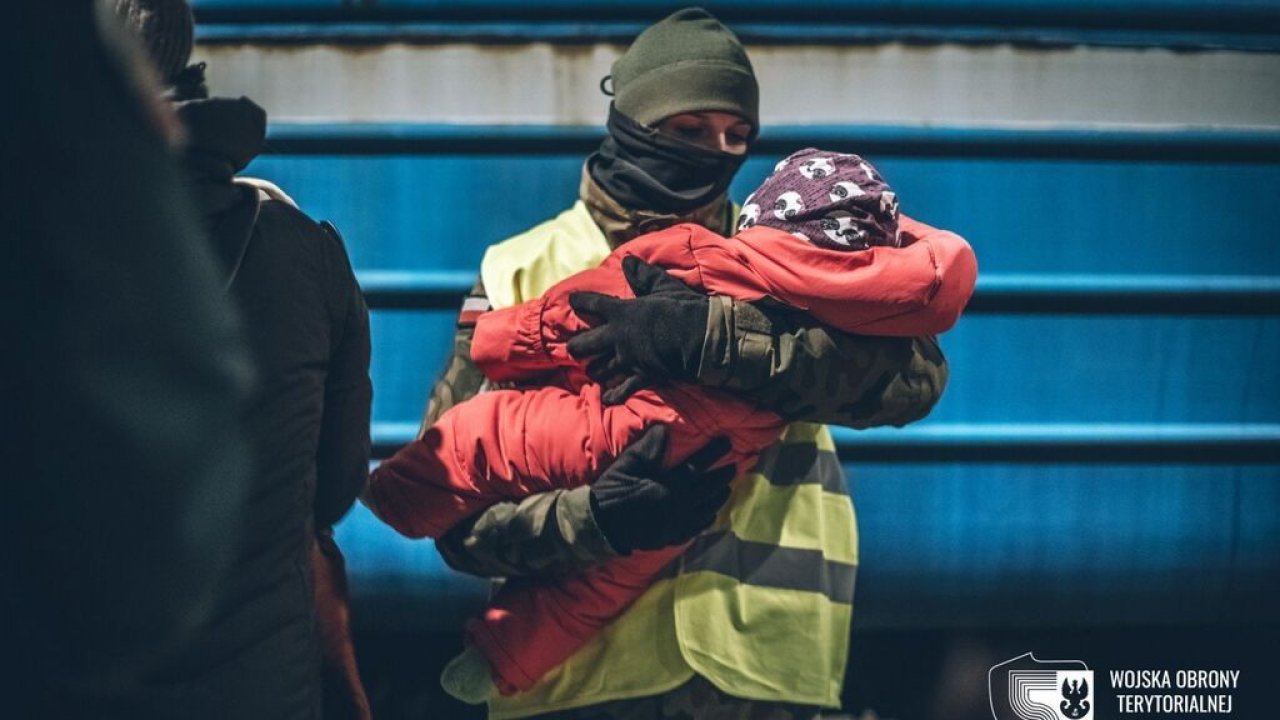 Żołnierze WOT pomagają uchodźcom z Ukrainy