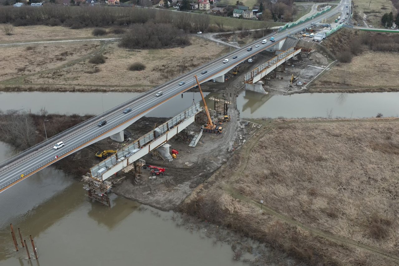 Stalowa konstrukcja mostu w Sandomierzu coraz dłuższa
