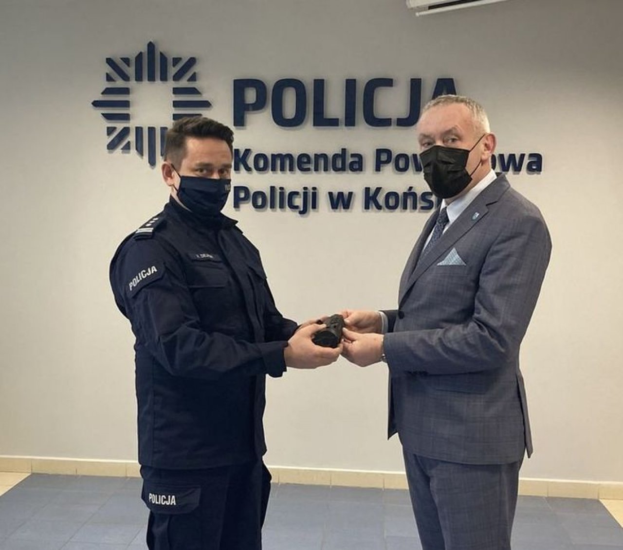 Policjanci z Końskich dostali nowoczesny sprzęt od gminy Gowarczów