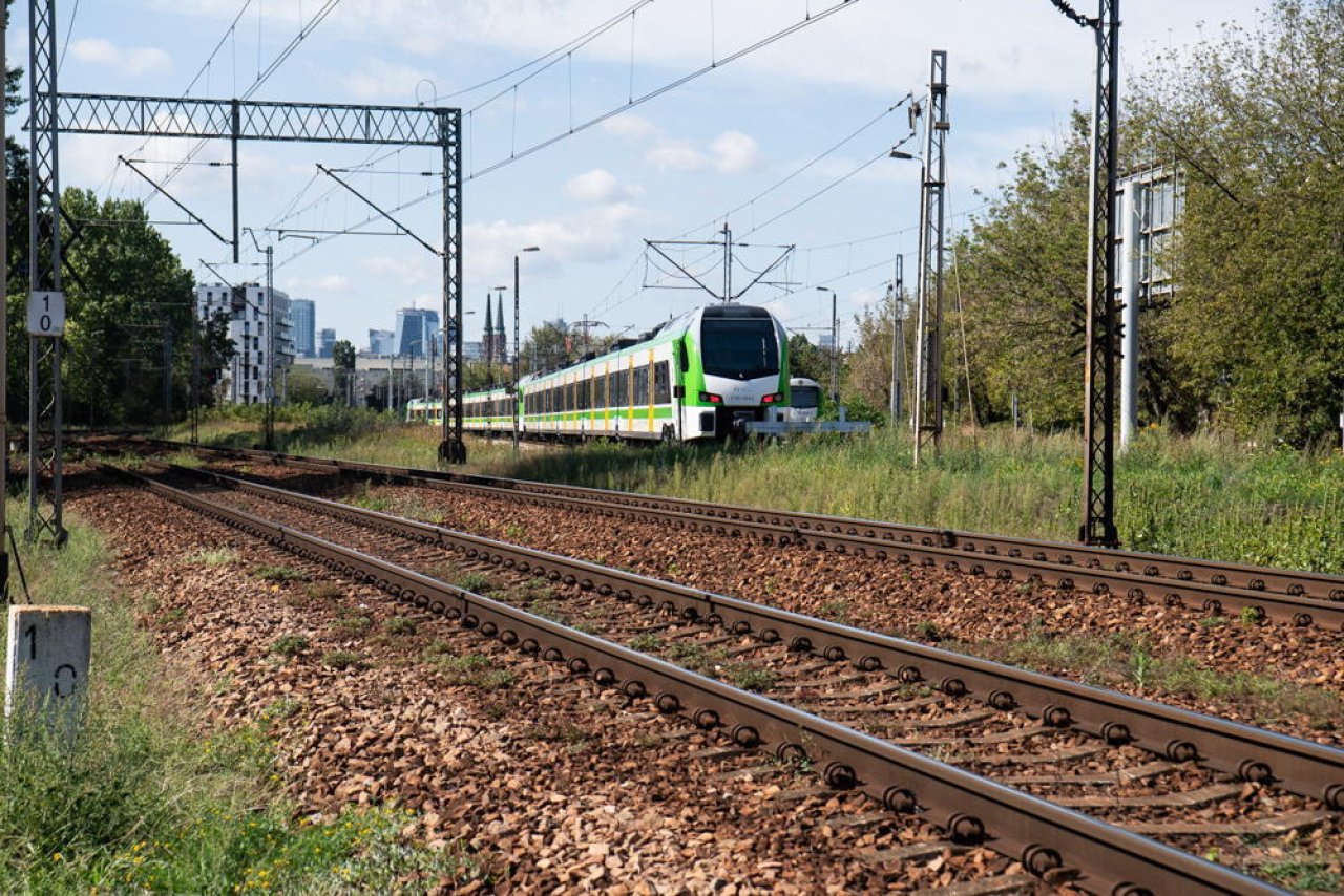 Doszło do uszkodzenia sieci trakcyjnej w Warszawie; poważne utrudnienia w ruchu pociągów
