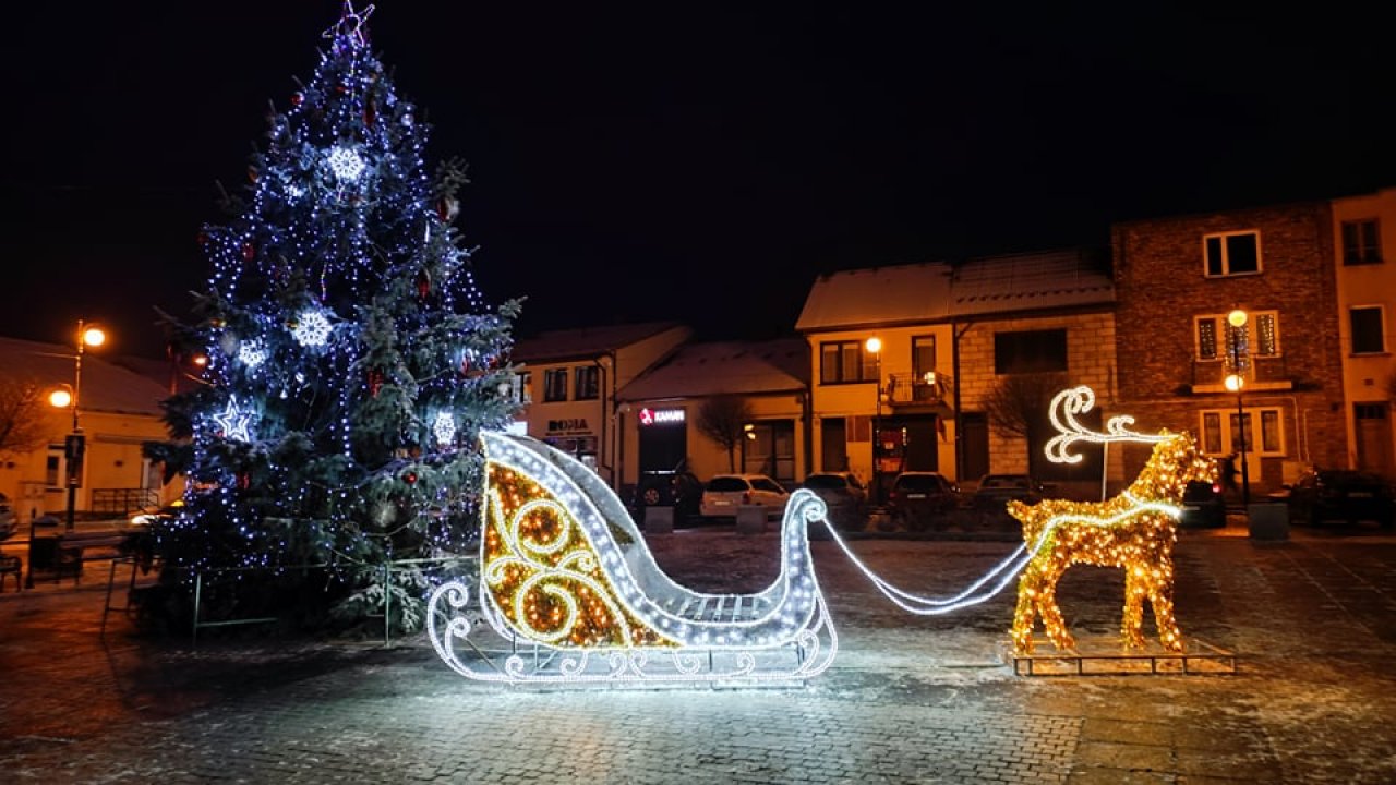 Świąteczne ozdoby rozbłysły na małogoskim Placu Kościuszki