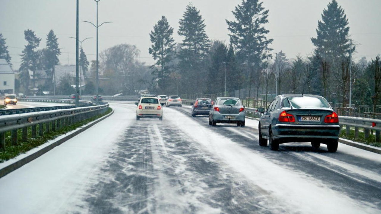 GDDKiA: wszystkie drogi krajowe są przejezdne, prawie tysiąc pojazdów zimowego utrzymania wyjechało do pracy